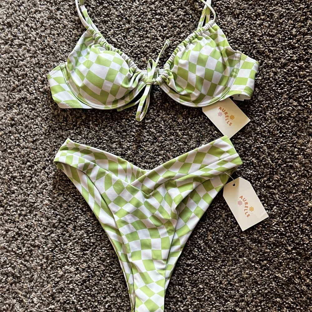 Aurelle Riva Balconette Top (M) & V-Cut Bottom (S)